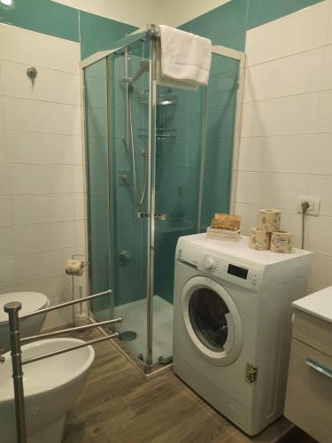 a bathroom with a washing machine and a shower at RiDi Home Zona Ospedaliera in Naples