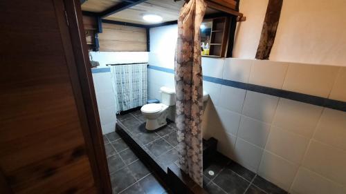 a bathroom with a toilet in a room at Alma de cedrela in Puerto Ayora