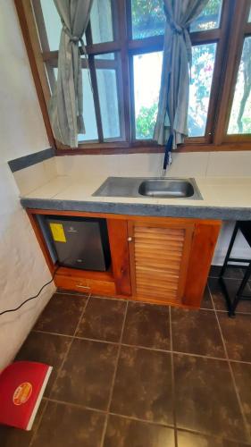 a kitchen counter with a sink and a window at Alma de cedrela in Puerto Ayora