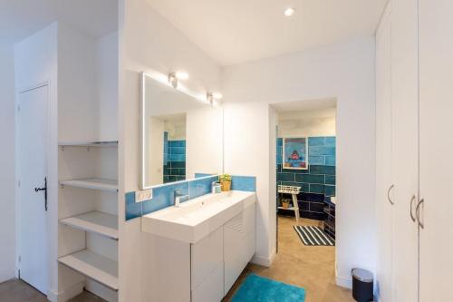 une salle de bain blanche avec un lavabo et un miroir dans l'établissement Villa Saint-Côme, du grand luxe à 1 min de la mer, à Hyères