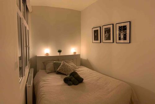 een slaapkamer met een bed met een teddybeer erop bij Luxury 2 Bedroom - Antwerp City Centre in Antwerpen