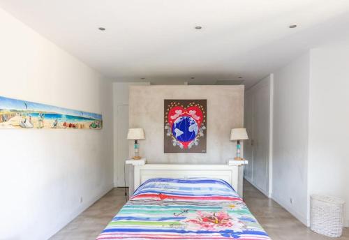 - une chambre blanche avec un lit et deux lampes dans l'établissement Villa Saint-Côme, du grand luxe à 1 min de la mer, à Hyères