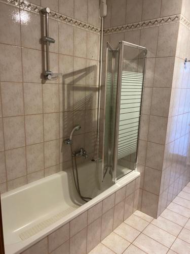 una doccia con porta in vetro in bagno di Appartamento ONE a Novara