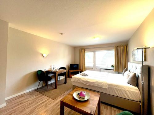 een hotelkamer met een bed en een tafel bij Ferienwohnung Mare Nostrum 6 in Westerland