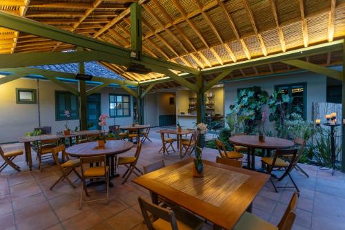 a restaurant with wooden tables and chairs in a room at Sazagua Cocora Reserva Natural in Salento
