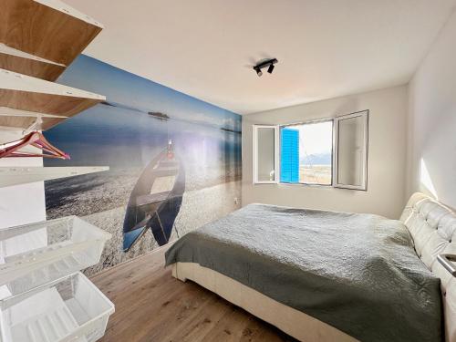 Sunny balconies apartments Skadar Lake في فيربازار: غرفة نوم بسرير ودهان على الحائط