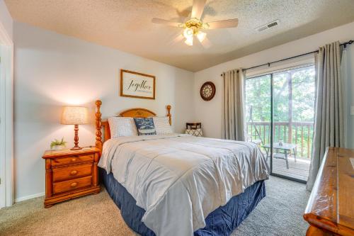 - une chambre avec un lit, un ventilateur de plafond et une fenêtre dans l'établissement Reed Springs Condo with Furnished Deck and Pool Access, à Reeds Spring