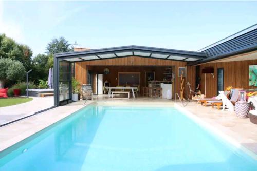 une piscine devant une maison dans l'établissement Sol'm Villa, à Solesmes