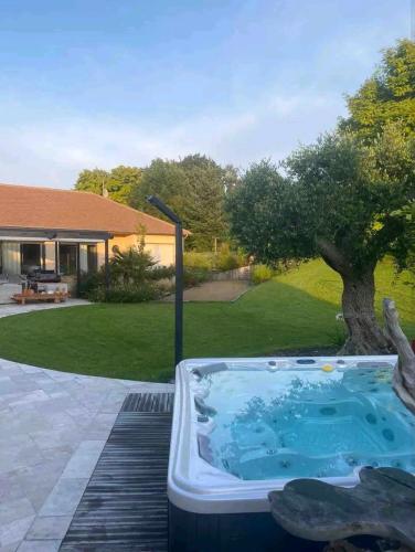- un bain à remous dans l'arrière-cour d'une maison dans l'établissement Sol'm Villa, à Solesmes