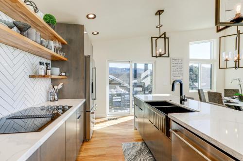 Η κουζίνα ή μικρή κουζίνα στο Hot Tub and Panoramic Mtn Views Pine Retreat!