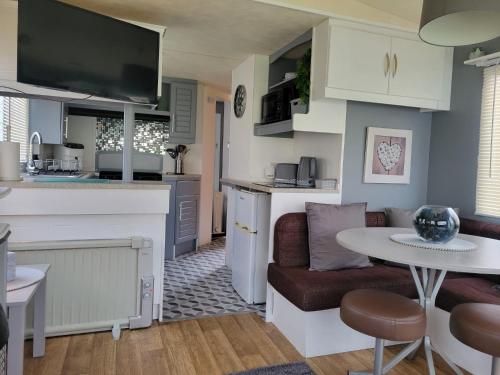 uma cozinha e uma sala de estar com uma mesa em Thorness Bay em Porchfield