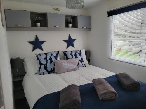 1 dormitorio con 1 cama con estrellas azules en la pared en Thorness Bay, en Porchfield