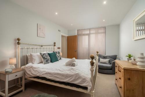 ein Schlafzimmer mit einem Bett und ein Wohnzimmer in der Unterkunft Spacious Penthouse - Sleeps 6, Ideal for Contractors, Families & Business Travellers - Free Parking in Watford