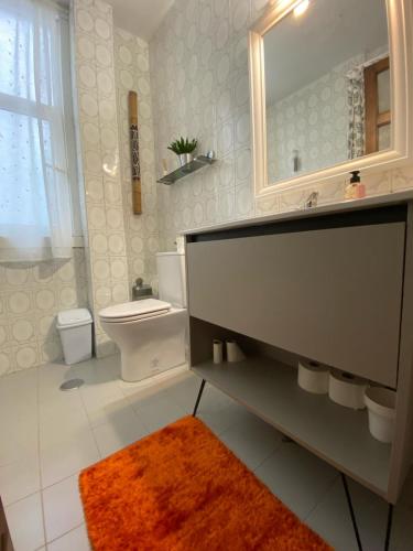 y baño con lavabo, aseo y espejo. en Habitación Céntrica, en A Coruña