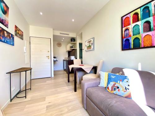 un salon avec un canapé et une table dans l'établissement Le 74 By SCLS Locations, à Cannes