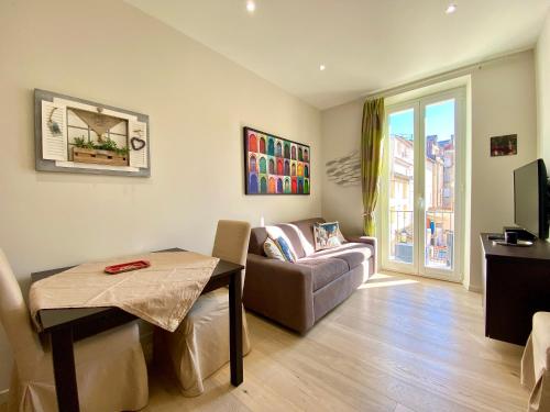 un salon avec un canapé et une table dans l'établissement Le 74 By SCLS Locations, à Cannes