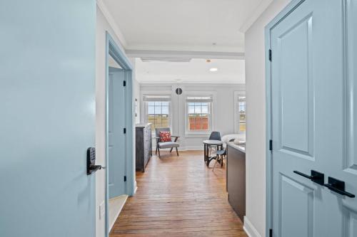 un pasillo de una casa con cocina y puerta en Historic Elegance Loft in Downtown Conway en Conway