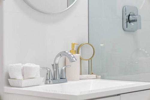 Ένα μπάνιο στο Bright and Stylish Apt in Las Olas Blvd Victoria Park