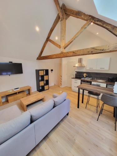 un salon avec un canapé et une table dans l'établissement Maison duplex hyper centre ville, à Laval