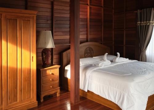 Giường trong phòng chung tại BANYASAMUI Wooden House, Sauna, Cold & Hot Bath in Koh Samui