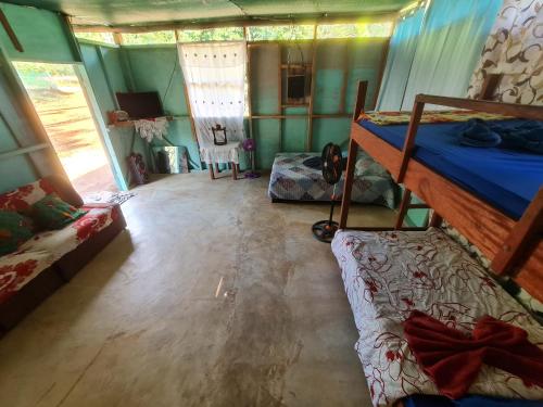 Habitación con 2 literas en una habitación en Ceiba Ganadito, en Drake