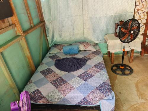 a small bedroom with a bed in a room at Ceiba Ganadito in Drake