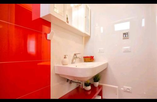 アルゲーロにあるHome sweet homeの赤い壁のバスルーム(シンク付)