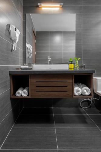 a bathroom with a sink and a mirror at Hoang Yen Boutique Hotel in Dien Ban