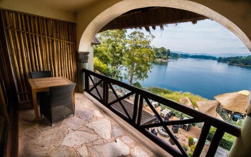 Birdnest Resort في Kabale: غرفة مع شرفة مطلة على البحيرة