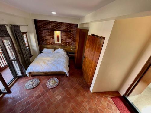 سرير أو أسرّة في غرفة في Shahi Studio Apartment