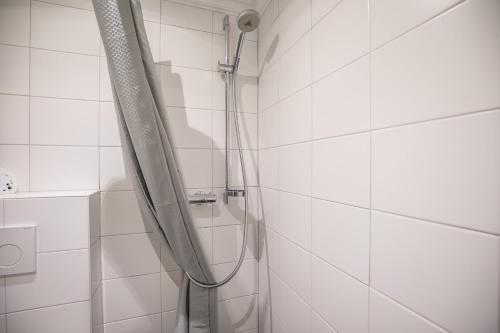 ビューズムにあるSommerlaguneのバスルーム(シャワー、シャワーカーテン付)が備わります。