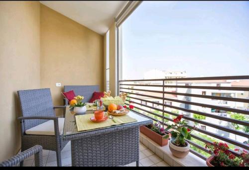- un balcon avec une table et des fruits dans l'établissement Home Sweet Home, à Alghero