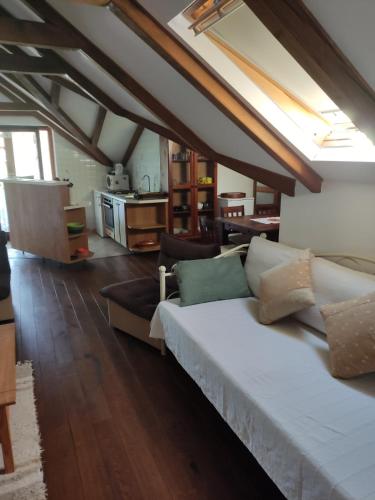 een woonkamer met een grote witte bank in een kamer bij Apartment One in Vis
