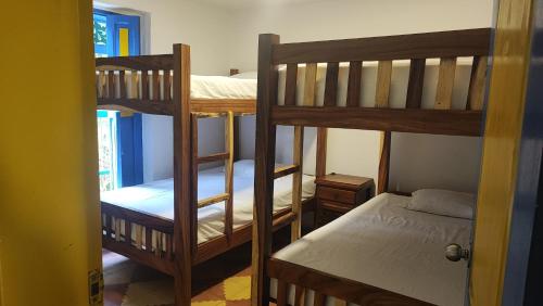 グアタペにあるHotel sol del lagoの二段ベッド2台とベッド1台が備わる客室です。