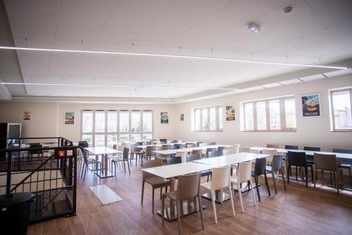 une salle de classe avec des tables et des chaises dans un bâtiment dans l'établissement CIS Lamourelle Centre International de Sejour, à Carcassonne