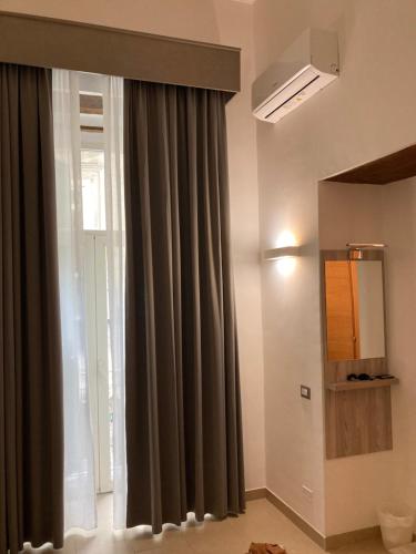 a room with a curtain and a window at 4STANZE in Naples