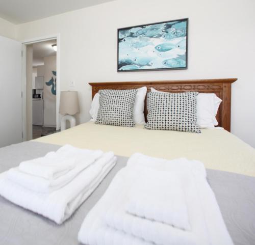 Ένα ή περισσότερα κρεβάτια σε δωμάτιο στο 508 A The Shore Break Cottage