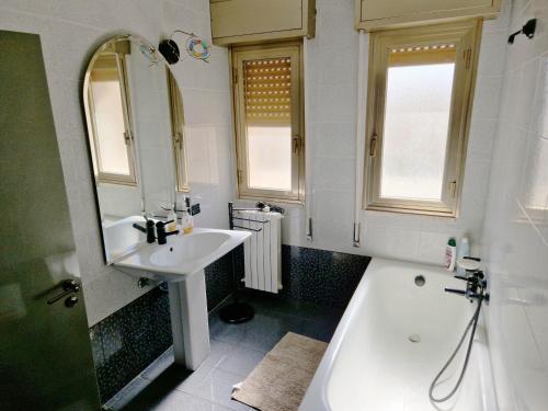 Vincenti's House Comiso في كوميزو: حمام مع حوض وحوض استحمام
