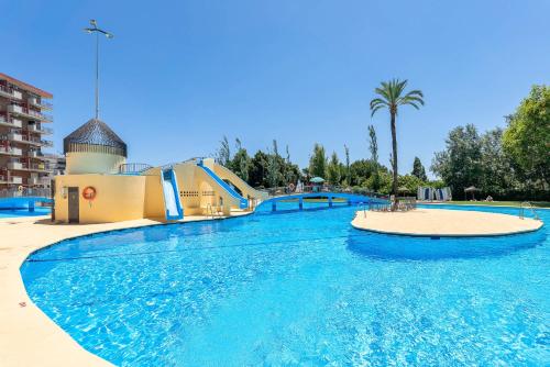 una gran piscina con un tobogán en un complejo en Sunstay LOFT MINERVA, en Benalmádena