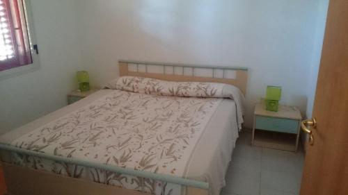 ガリポリにあるBaia Verdeの小さなベッドルーム(ベッド1台、ナイトスタンド2台付)