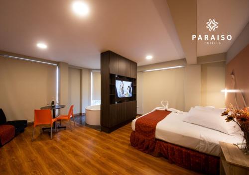 um quarto de hotel com uma cama e uma televisão em Hoteles Paraiso PIURA em Piura