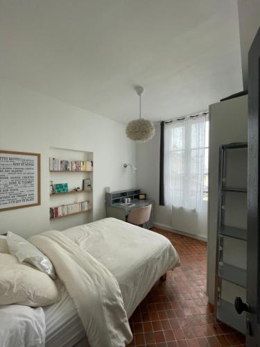 une chambre blanche avec un lit et un bureau dans l'établissement Bed and Breakfast 2 chambres, 1 salle d'eau - Centre Versailles, à Versailles