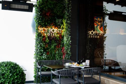 un restaurante con mesa y sillas frente a él en FLY POINT AIRPORT HOTEL, en Arnavutköy