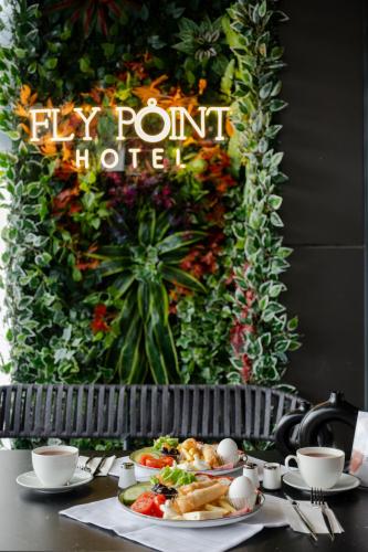 Una mesa con un plato de comida y un cartel que dice fly point hotel en FLY POINT AIRPORT HOTEL, en Arnavutköy
