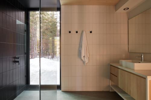 Ein Badezimmer in der Unterkunft Réflexion Charlevoix - Maisons Miroirs