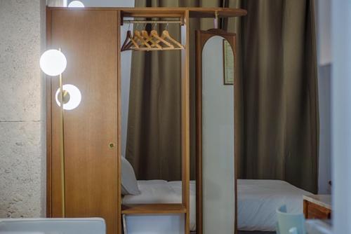 einen Spiegel vor einem Schlafzimmer mit einem Bett in der Unterkunft Villino Mari in Ascoli Piceno