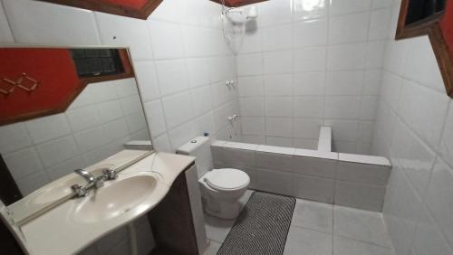 ペネドにあるHostel Centro Hípico Quintalの小さなバスルーム(洗面台、トイレ付)