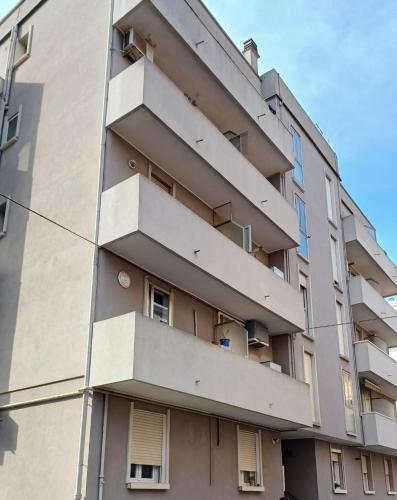 an apartment building with balconies on the side of it at Casa DaDi Sottomarina in Sottomarina