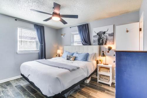 Llit o llits en una habitació de Welcoming Home with Yard about 10 Mi to Oklahoma City!