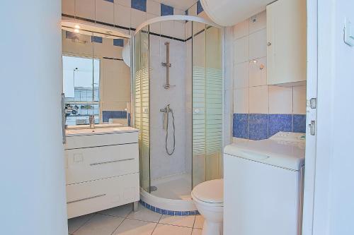 a bathroom with a shower and a toilet and a sink at Appartement vue mer 50m de la plage in Saint-Hilaire-de-Riez